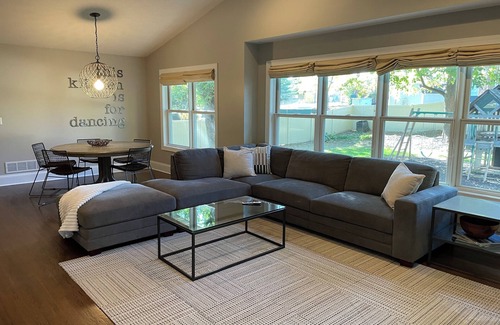Edina Casa | Let Them Eat Cake! n4 bedroom, family and pet friendly house in Edina!