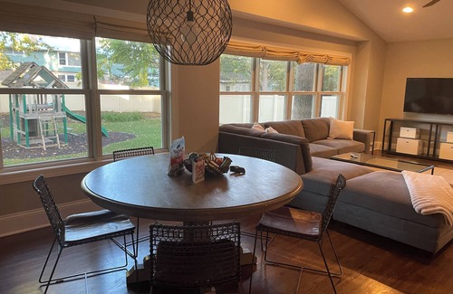 Edina Casa | Let Them Eat Cake! n4 bedroom, family and pet friendly house in Edina!