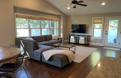 Edina Casa | Let Them Eat Cake! n4 bedroom, family and pet friendly house in Edina!