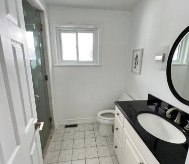 Barrie Casa | Letitia Heights !E Spacious and Quiet Private Bedroom with Private Bathroom