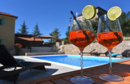 Sarsoni Cama Y Desayuno | Letorina rooms and apartments with pool