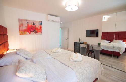 Sarsoni Cama Y Desayuno | Letorina rooms and apartments with pool