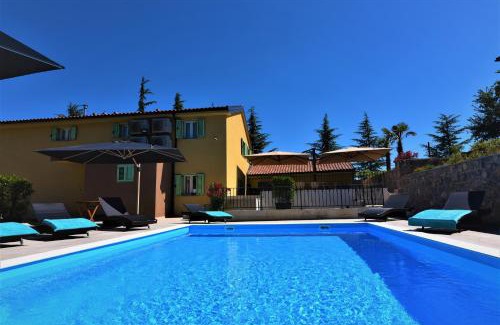 Sarsoni Cama Y Desayuno | Letorina rooms and apartments with pool