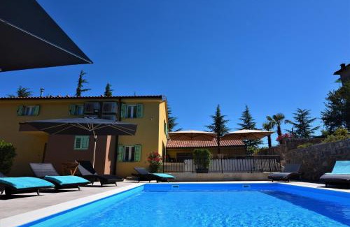 Sarsoni Cama Y Desayuno | Letorina rooms and apartments with pool