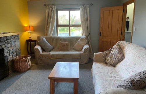 Letterfrack Casa | Letterfrack Farm Cottage in village on a farm beside Connemara National Park