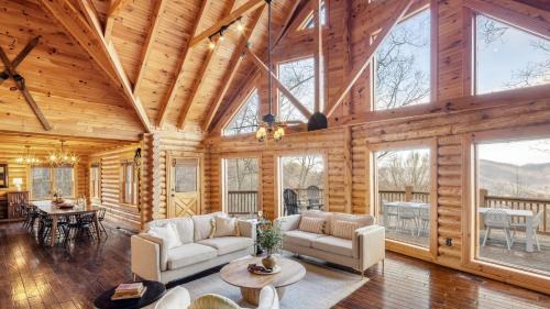 Asheville Casa | Leyland by AvantStay Cabin Mansion w Views