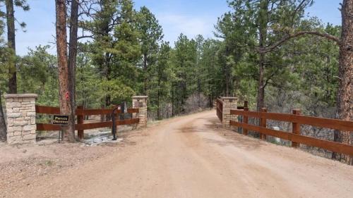 Colorado Springs Casa | Lg 4-br 2-ba with pool table and 7 person -hottub 10 min to USAFA