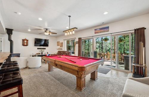 Colorado Springs Casa | Lg 4-br 2-ba with pool table and 7 person -hottub 10 min to USAFA