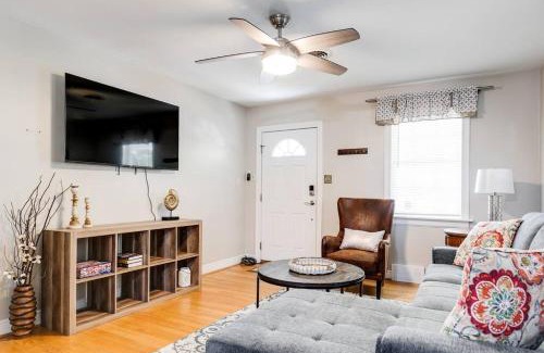 Richmond Casa | LG Central location FREE parking fenced yard FIRE-PIT