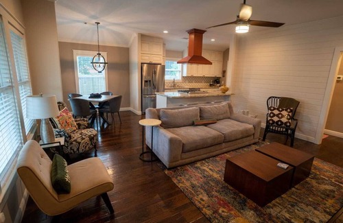 Greater Heights Casa | Li’l Blue Bungalow 2bd-2bath Sunset Heights
