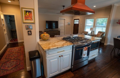Greater Heights Casa | Li’l Blue Bungalow 2bd-2bath Sunset Heights