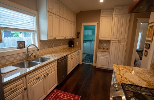 Greater Heights Casa | Li’l Blue Bungalow 2bd-2bath Sunset Heights