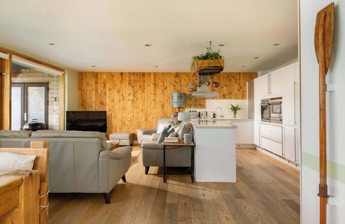 Ampney Crucis Casa | Libelle: Luxury Lakeside Retreat with Hot Tub