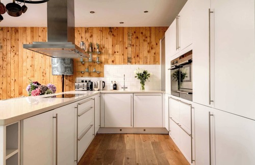 Ampney Crucis Casa | Libelle: Luxury Lakeside Retreat with Hot Tub