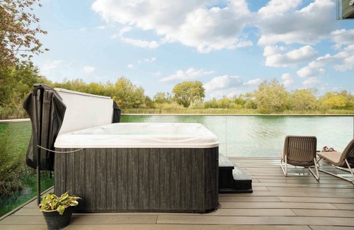 Ampney Crucis Casa | Libelle: Luxury Lakeside Retreat with Hot Tub
