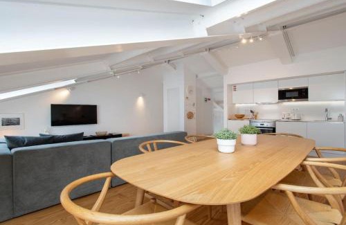 Sao Jose Apartamento | Liberdade Stylish Attic Apt with AC and City View