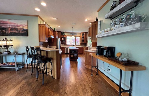 New Philadelphia Casa | Liberty Hill Lodge, Hot Tub & Pool