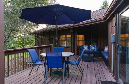 New Plymouth Casa | Liberty Lodge Pool & Hot Tub Game Room BBQ