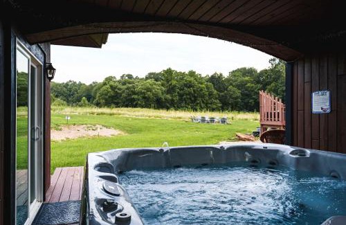 New Plymouth Casa | Liberty Lodge Pool & Hot Tub Game Room BBQ