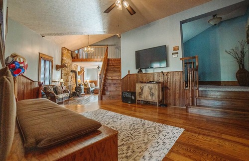 New Plymouth Cabina | "Liberty Lodge" - Sleeps 28 near the park with huge Game Room, Pool, Hot tub etc