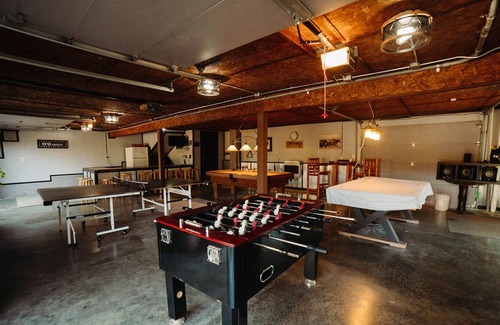 New Plymouth Cabina | "Liberty Lodge" - Sleeps 28 near the park with huge Game Room, Pool, Hot tub etc