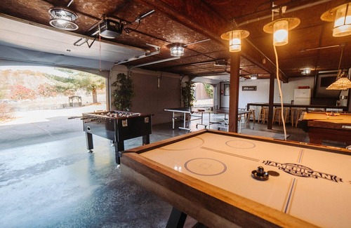 New Plymouth Cabina | "Liberty Lodge" - Sleeps 28 near the park with huge Game Room, Pool, Hot tub etc