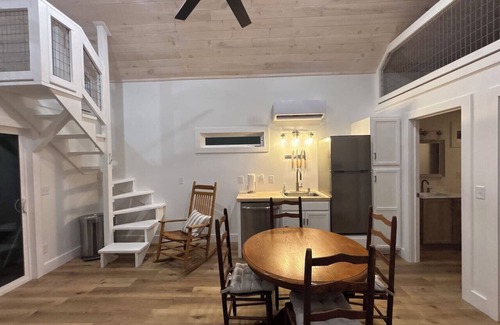 Eagle Rock Cabina | PET FRIENDLY AND BRAND NEW! walk-down to water sleeps 6 quiet cove near marina
