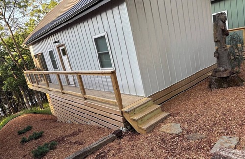 Eagle Rock Cabina | PET FRIENDLY AND BRAND NEW! walk-down to water sleeps 6 quiet cove near marina