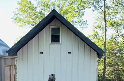 Eagle Rock Cabina | PET FRIENDLY AND BRAND NEW! walk-down to water sleeps 6 quiet cove near marina