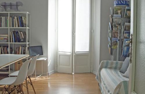 Zona Risorgimento Apartamento | Liberty Two-Room Apartment in Porta Venezia