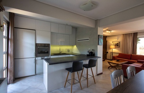 Anavyssos Villa | El Lida Garden Vila ofrece un jardín con piscina y zona de barbacoa ....