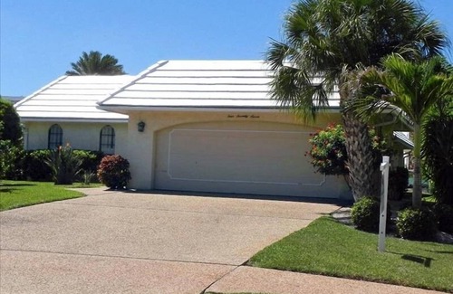 Saint Armands Key Casa | Lido Beach Retreat is the perfect home for your family vacation