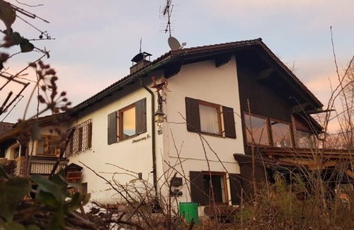 Neuschoenau Apartamento | Liebevoll Eingerichtetes Ferienhaus für bis zu Fünf Personen mit Terrasse