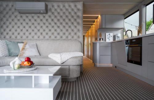 Parey Alquiler De Eote | Lieblingsplatz Parey - schwimmendes Living Luxboot