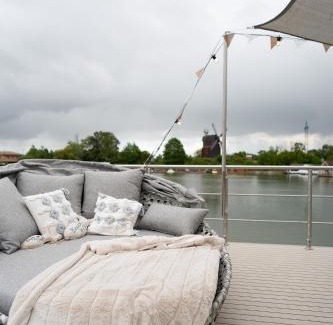 Parey Alquiler De Eote | Lieblingsplatz Parey - schwimmendes Living Luxboot