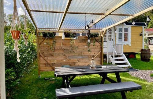 Luttelgeest Casa | Liefdevolle pipowagen met hot tub en beamer