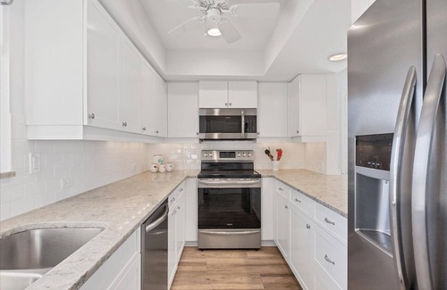 Venice Condominio | Life is a Beach! Newly-Renovated Beachfront 2BR condo. Pool, laundry in Venice
