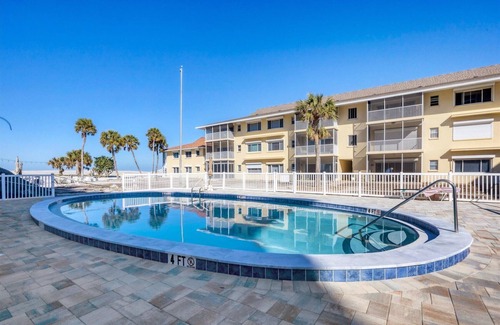 Venice Condominio | Life is a Beach! Newly-Renovated Beachfront 2BR condo. Pool, laundry in Venice