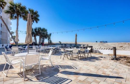 Venice Condominio | Life is a Beach! Newly-Renovated Beachfront 2BR condo. Pool, laundry in Venice