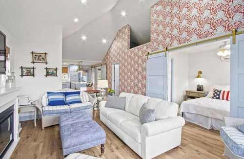Saint Johns Cabaña | Life is Easy on Lake Beeze-y! Charming 2-Bedroom Cottage on Indian Lake