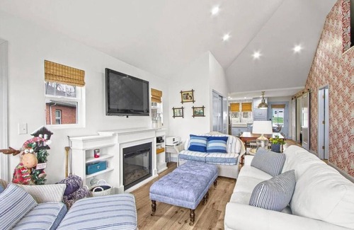 Saint Johns Cabaña | Life is Easy on Lake Beeze-y! Charming 2-Bedroom Cottage on Indian Lake