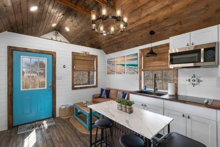 Fredericksburg Casa | Life's a Beach - 3 Acres with Hot Tub