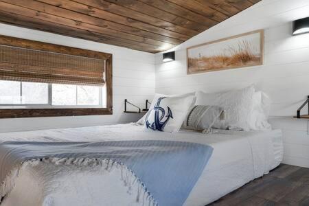 Fredericksburg Casa | Life's a Beach - 3 Acres with Hot Tub