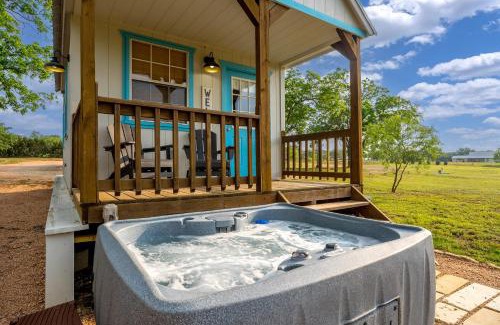 Fredericksburg Casa | Life's a Beach - 3 Acres with Hot Tub