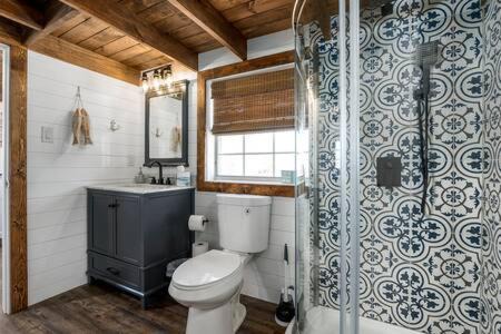 Fredericksburg Casa | Life's a Beach - 3 Acres with Hot Tub