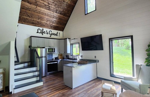 Brevard Cabina | Life's Good Creek Side Retreat