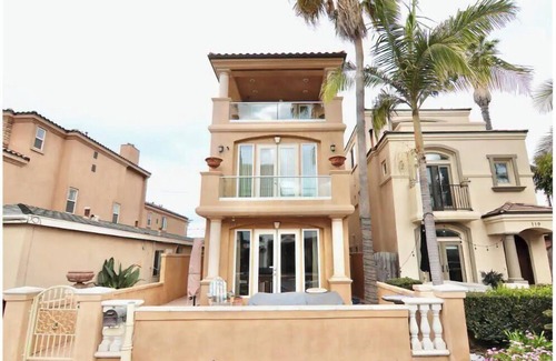 Santa Ana Heights Casa | Life’s a beach…house with gorgeous ocean&pier views. A few steps to the waves.,.