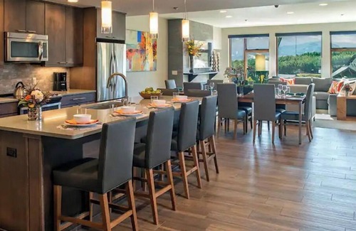 Peak 8 Complejo | Liftside Luxury at Grand Colorado on Peak 8, March 2-9, Family-Friendly Resort!