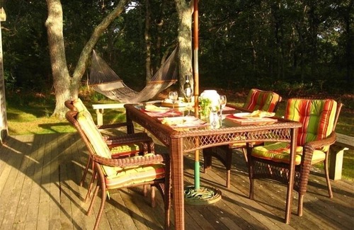 West Tisbury Casa | Light & Airy West Tisbury home / Entradas para el ferry en julio / en 3 acres privados, / servicios