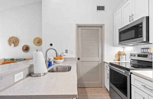 Sawgrass Apartamento | Light and Airy Luxury Condo just Steps from Private Beach Access